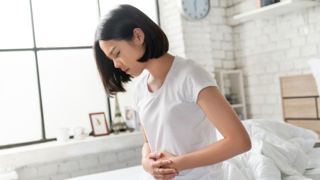 Ilustrasi sakit perut setelah melahirkan.. Foto: TORWAISTUDIO/Shutterstock
