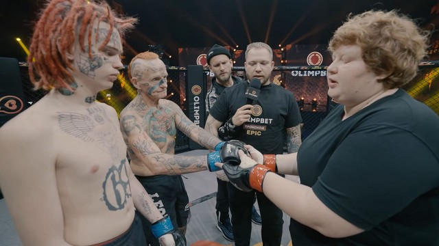 Vladimir Spartak and Big Igibob melawan petarung wanita Yulia Mishko (kanan) di Epic Fighting Championship. Foto: Twitter/@Matysek88