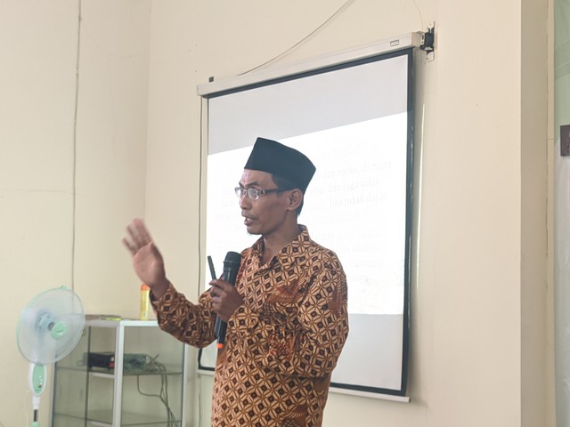 Pemateri RKL Baitul Arqam Advance "Ibadah Praktis" Pak Ahmad di SMP Muhammadiyah 2 Gamping, Selasa (09/02). Foto: Mohammad Rian Alvin/SMP Muhammadiyah 2 Gamping