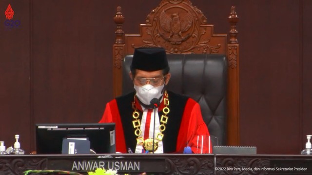 Ketua Mahkamah Konstitusi Anwar Usman dalam sidang pleno khusus penyampaian laporan Mahkamah Konstitusi Tahun 2021, Kamis (10/2/2022). Foto: Youtube/Sekretariat Presiden
