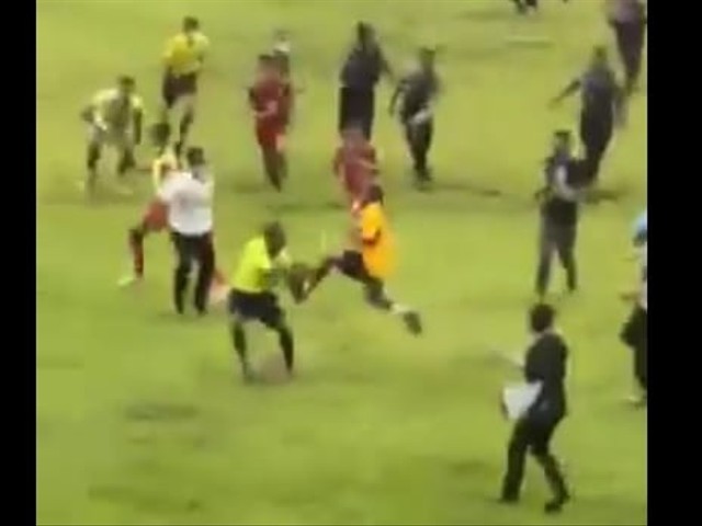 Wasit dikeroyok dalam pertandingan Farmel FC vs NZR Sumbersari FC. Foto: tangkapan layar YouTube al fatih chanel