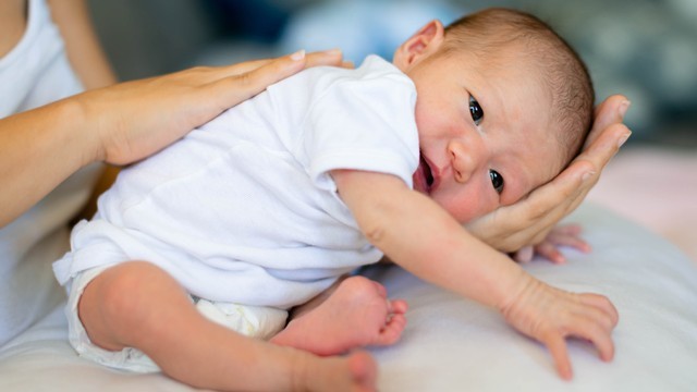 Ilustrasi cara mengatasi bayi cegukan. Foto: Shutterstock