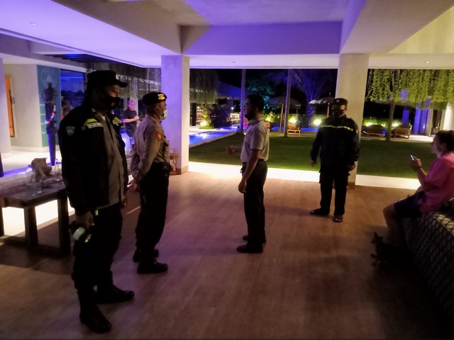 Polisi saat mendatangi acara WN Rusia di Mengwi, Badung, Bali - IST