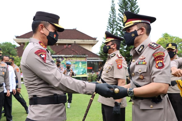 Kapolda Bali Irjen Pol. Putu Jayan Danu Putra (kiri) saat memimpin upacara serah terima jabatan - IST