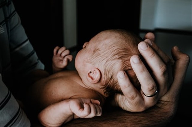 Ilustrasi cara mengatasi kepala bayi peyang (Sumber: Unsplash)