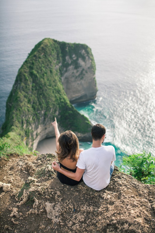 Pasangan saat berada di Nusa Penida, Bali. Foto: Kryvenok Anastasiia/Shutterstock