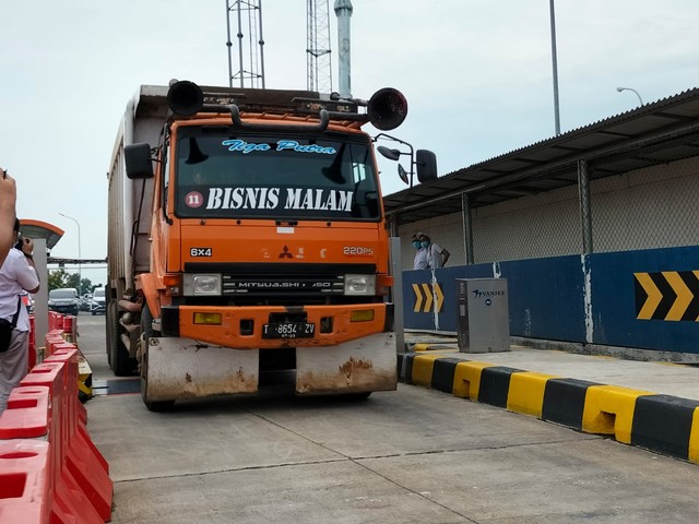 Truk bermuatan menjalani uji coba Wim di Gerbang Tol Palimanan Utama.(Juan)