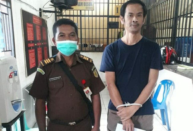 Pelaku dengan tangan terikat saat beradi Rutan Polda Jambi/Istimewa