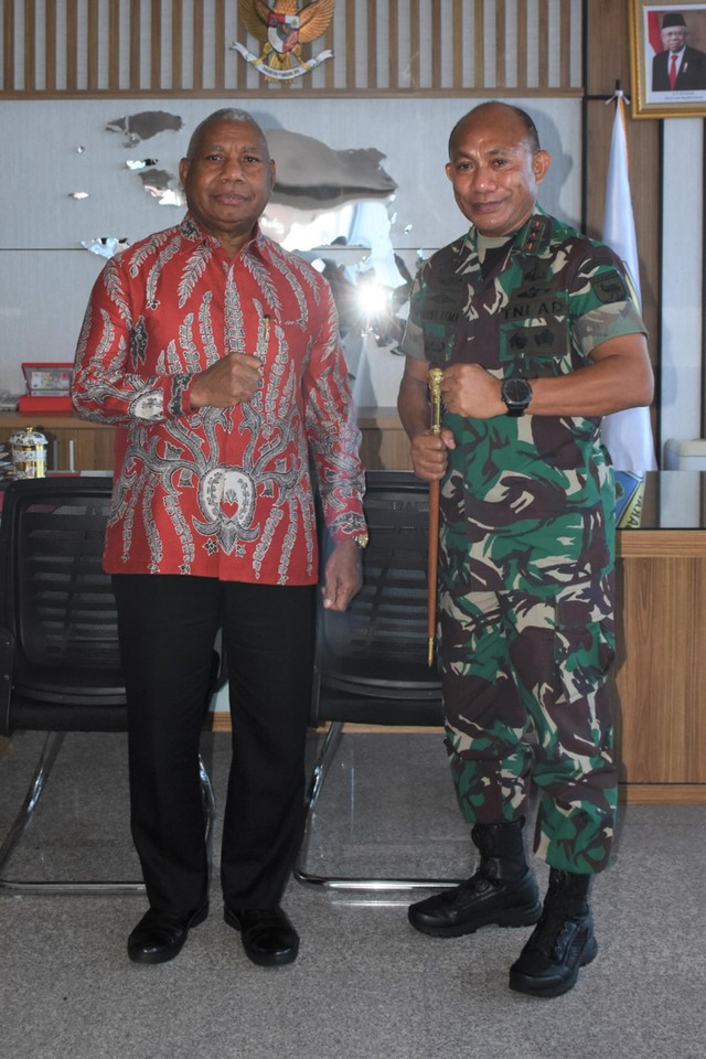 Pangdam XVIII/Kasuari Mayjen TNI Gabriel Lema berfoto dengan Gubernur Provinsi Papua Barat Dominggus Mandacan. Foto:  Dok. Kodam Kasuari