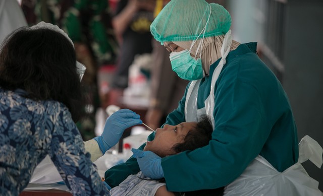 Ilustrasi swab siswa sekolah. FOTO: Agung Santoso