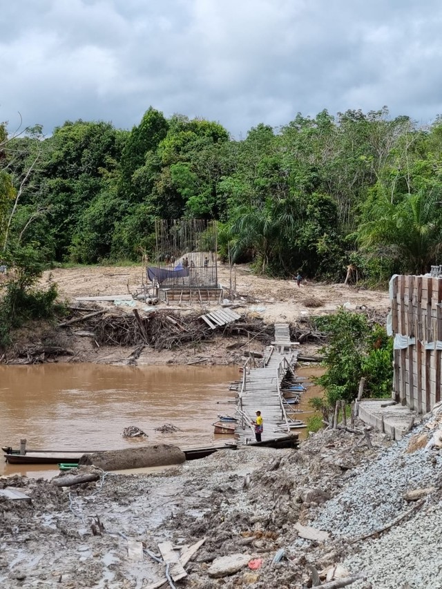 Pembangunan jembatan gantung di Desa Sebadak, Kecamatan Ketungau Hulu, disorot Kades, BPD serta masyarakat perbatasan karena tak kunjung selesai.(Foto: Istimewa)