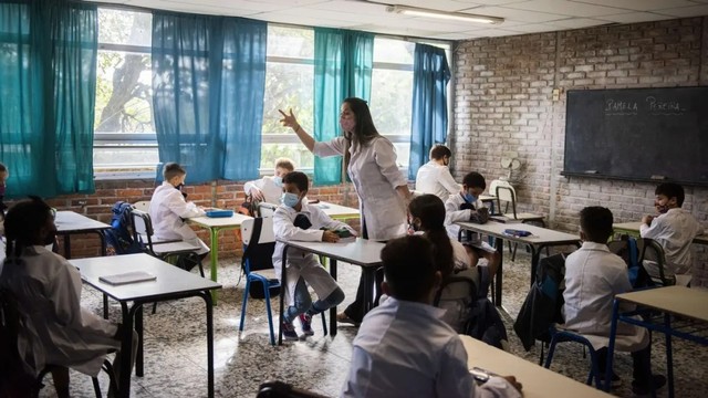 Sekolah tatap muka di Uruguay kembali digelar. Foto: Matilde Campodonico/Reuters