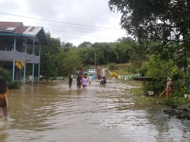 Banjir memutus akses jalan negara di Tepuai, Kecamatan Hulu Gurung, Kabupaten Kapuas Hulu. Foto: Dok. Zakaria