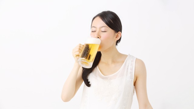Ilustrasi ibu menyusui minum bir. Foto: naka-stockphoto/Shutterstock
