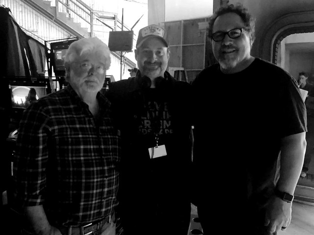Dari kiri ke kanan: George Lucas, Dave Filoni, Jon Favreau. Jon Favreau dan Dave Filoni adalah showrunners untuk beberapa series Star Wars yang sedang dan akan tayang di Disney Plus.