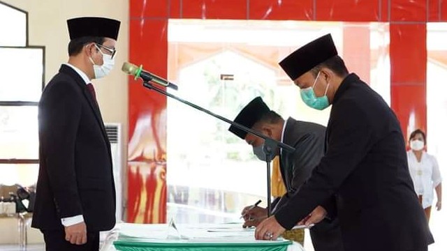 Kepala Kanwil Kemenag Sulut, H. Anwar Abubakar, S.Ag., M.Pd, saat melantik 11 orang pejabat di lingkungan kerja Kanwil Kemenag Sulut. 