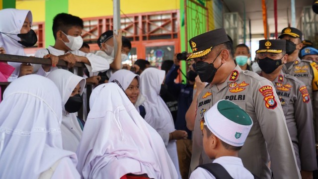 Kapolda Sulawesi Barat Irjen Pol Eko Budi Sampurno saat memantau vaksinasi COVID-19 untuk anak-anak di Majene. Foto: Dok. Humas Polda Sulbar