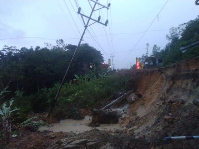 Jalan Sanggau-Bodok longsor. Foto: Dok. Istimewa