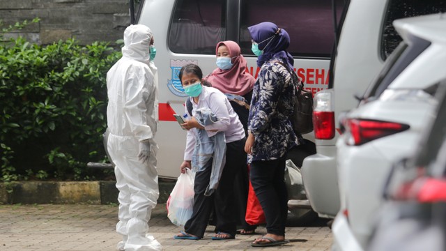 Pasien COVID-19 tiba untuk menjalani isolasi di Hotel Singgah COVID-19, Curug, Kabupaten Tangerang, Banten, Jumat (11/2/2022). Foto: Fauzan/ANTARA FOTO