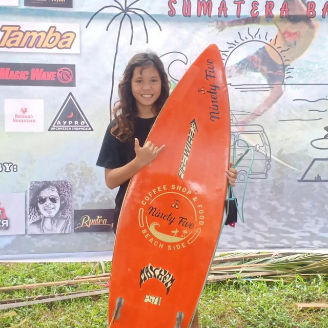 Saldira, surfer women asal Kabupaten Pesisir Barat, Lampung, Jumat (11/2) | Foto : Ist