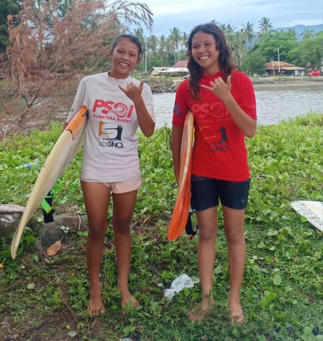 Senyum ceria Dira saat berhasil membawa piala dan berdiri di atas podium menjuarai Liga Surfing se-Sumatera di Padang Sumatera Barat, Jumat (11/2) | Foto : Ist
