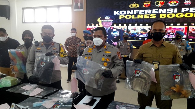 Kapolres Bogor AKBP Iman Imanuddin menujukkan barang bukti saat konferensi pers kasus mayat di bungkus plastik di Bogor, Jumat (11/2/2022). Foto: Dok. Istimewa