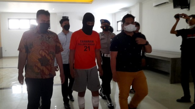 Pelaku pembunuhan perempuan yang mayatnya dibungkus plastik dan kardus di Cibinong, Kabupaten Bogor, digiring saat konferensi pers, Jumat (11/2/2022). Foto: Dok. Istimewa