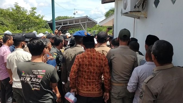 Aparat Gabungan Hentikan Warga Salat Jumat di Musala Jabir Al-Ka’biy (2)