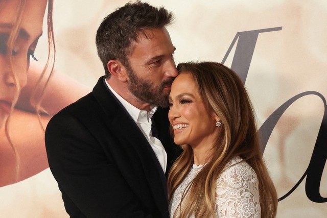 Jennifer Lopez dan Ben Affleck menghadiri pemutaran khusus film "Marry Me" di Directors Guild of America di Los Angeles, California, AS, 8 Februari 2022. Foto: REUTERS/Mario Anzuoni