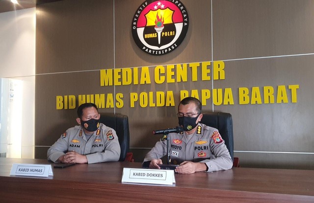 Kabid Dokkes Polda Papua Barat didampingi Kabid Humas Polda Papua Barat saat memberikan keterangan pers, Jumat (11/2), foto: Istimewa