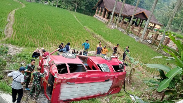 Sebuah minibus jatuh ke area pesawahan di Karawang, Jawa Barat, Jumat (11/2/2022). Foto: Dok. Istimewa