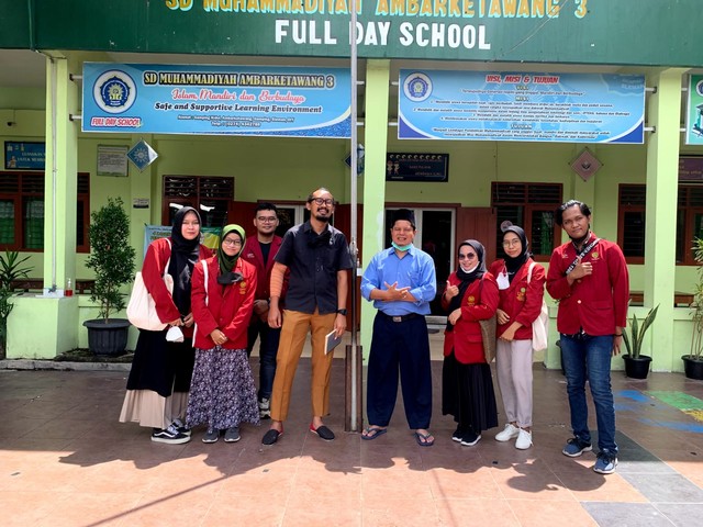 KKN 262 UMY bersama kepala sekolah SD Muhammadiyah Ambarketawang 3. Foto: Akhmad Zhafran Hanif/KKN 262 