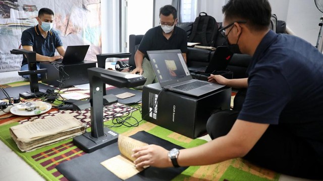 Tim Perpustakaan Nasional Indonesia melakukan digitalisasi naskah kuno Aceh. Foto: Suparta/acehkini