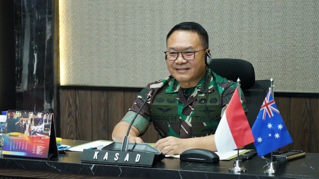 KSAD Jenderal TNI Dudung Abdurachman bertemu dengan Kepala Staf Angkatan Darat Australia General Rick Burr di Ruang Bina Yudha 1, Mabesad, Jumat (11//2/2022). Foto: Dispenad