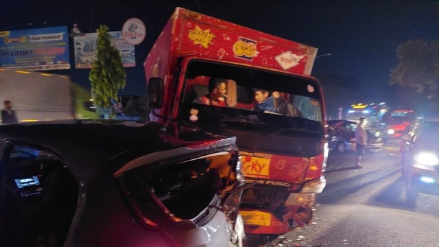 Kecelakaan beruntun di Simpang 4 Ketandan, Banguntapan, Bantul, Jumat (11/2/2022) malam. Foto: istimewa.