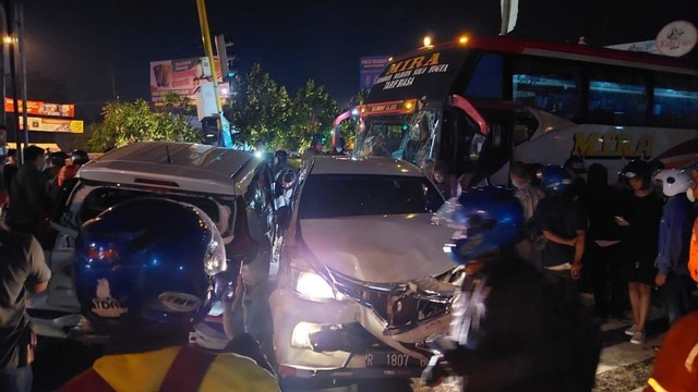 Kecelakaan bus di Bantul yang tabrak 8 kendaraan. Foto: istimewa.