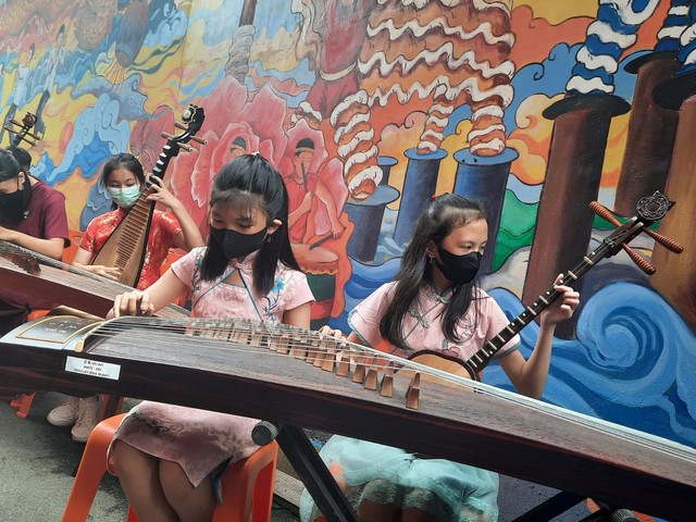 Anak-anak memainkan alat musik tradisional Tionghoa. Foto: Siti Annisa Aini/Hi!Pontianak
