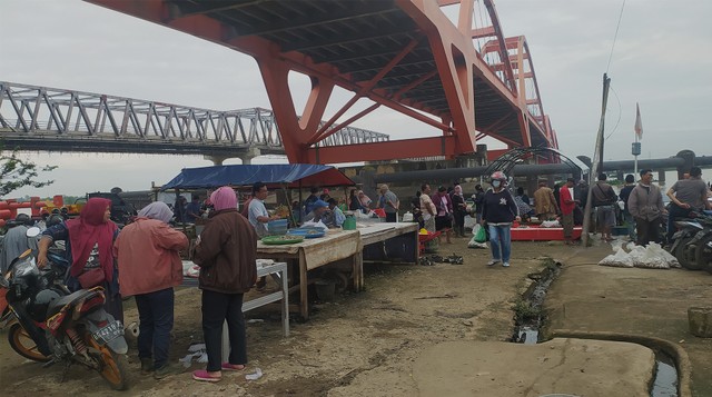 Salah satu lokasi penjualan ikan sungai di Palembang, di kawasan Musi II. (Foto: Dok.Urban Id)