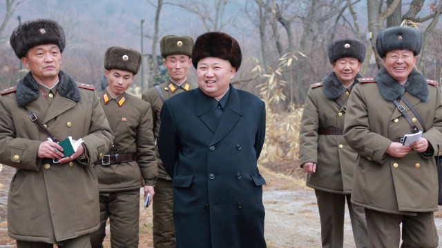 Kim Jong Un melakukan inspeksi terhadap tentara. Foto: Reuters