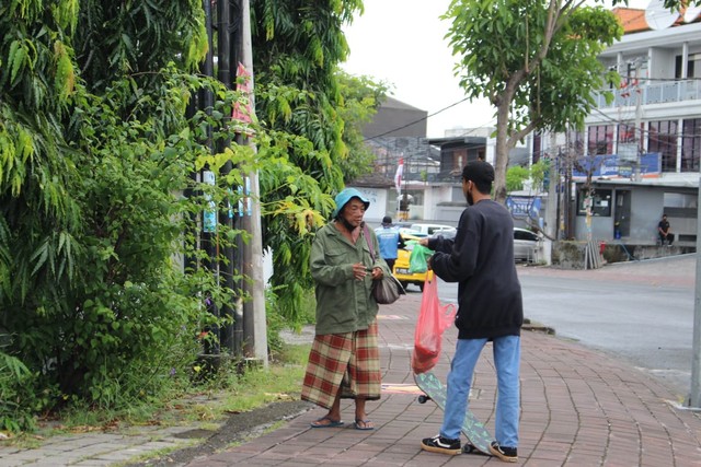 Sejumlah para skaters membagikan ratusan paket makan gratis bagi pejuang nafkah di Badung, Bali. (Jumat, 11/02). Dok DD Bali