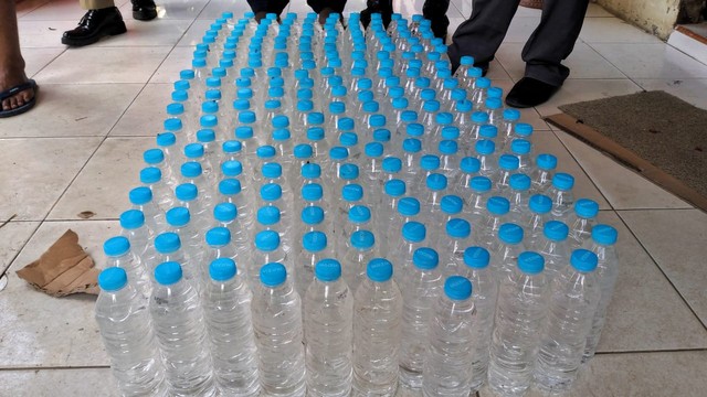 Miras ilegal dengan kemasan botol air mineral diamankan di Bintan, Kepri. Foto: Istimewa