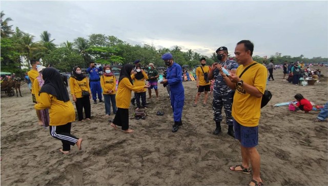 Petugas gabungan saat melakukan patroli lapangan di Pantai Pangandaran, Jawa Barat. (Foto: Istimewa)