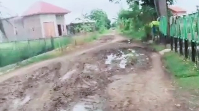 Ruas jalan penghubung Desa Tengki, Batangsari, Kedunguter, dan Pagejugan yang berada di wilayah Kecamatan Brebes rusak parah. (Foto: Istimewa)