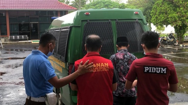 MT, oknum guru remas payudara siswi SMA di Motoling, Minahasa Selatan, digiring ke mobil tahanan.