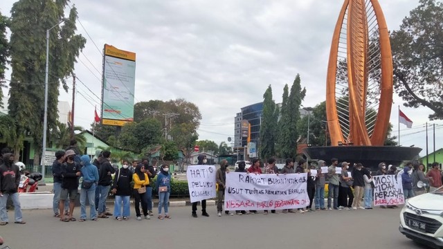 Puluhan pengunjuk rasa yang mengatasnamakan diri dari 'Aliansi Rakyat Bersatu' melakukan demonstrasi di Bundaran Hasanuddin, Kota Palu, Sulawesi Tengah, Minggu (13/2). Foto: TimPaluPoso