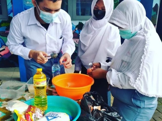 Kegiatan membuat kue kering onde-onde. Kredit foto: instagram.com/slb.muhammadiyah.gamping