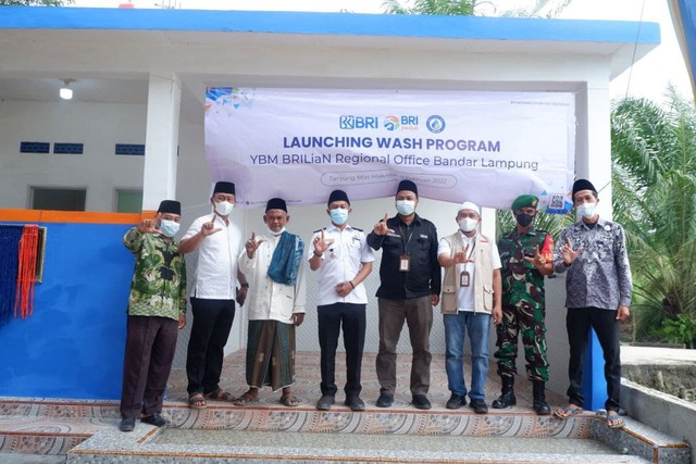 Yayasan Baitul Maal BRI (YBM) BRILiaN Regional Office Bandar Lampung menyalurkan dana zakat melalui Wash Program berupa pembangunan MCK dan sumur bor di Mushalla Miftahul Jannah, Desa Tanjung Mas Makmur, Kecamatan Mesuji Timur, Lampung. Dok : YBM BRILiaN.