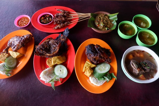 Aneka menu yang ada di Saung Agrowisata Bandar Lampung, Minggu (13/2) | Foto : Sidik Aryono/Lampung Geh
