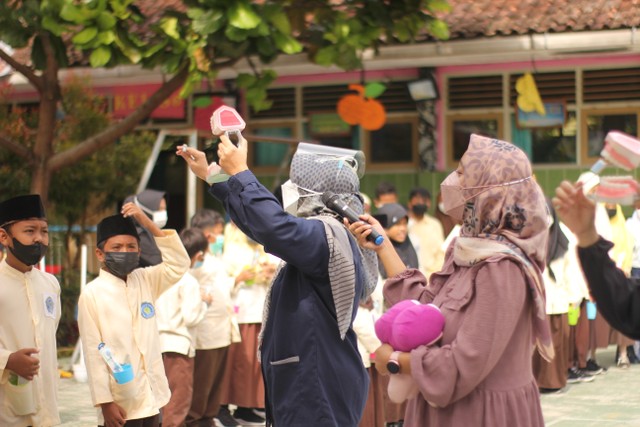 Potrait Dr. drg. Tita Ratya Utari, Sp. Ort sedang melaksanakan praktek menggosok gigi yang benar. Dokumentasi oleh tim KKN 190 UMY 2022. 