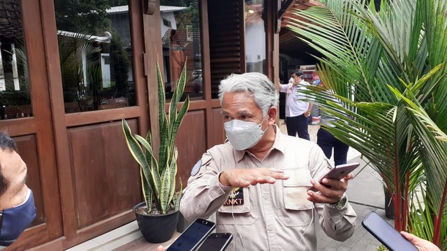 PLT Ketua Sub Komite Lalu Lintas dan Angkutan Jalan (LLAJ) KNKT, Ahmad Wildan, saat memberikan keterangan soal kecelakaan maut bus tabrak tebing di Bantul. Foto: Erfanto/Tugu Jogja